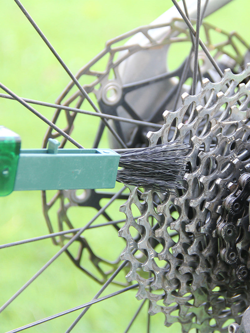 Chain cleaning tool brush scrubber